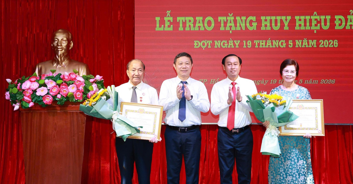 Đảng ủy các cơ quan Đảng TP.HCM trao Huy hiệu Đảng đến 13 đảng viên dịp 19-5