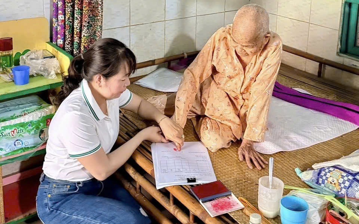 Công chức xã ở TP.HCM đến tận nhà chứng thực chữ ký cho người dân