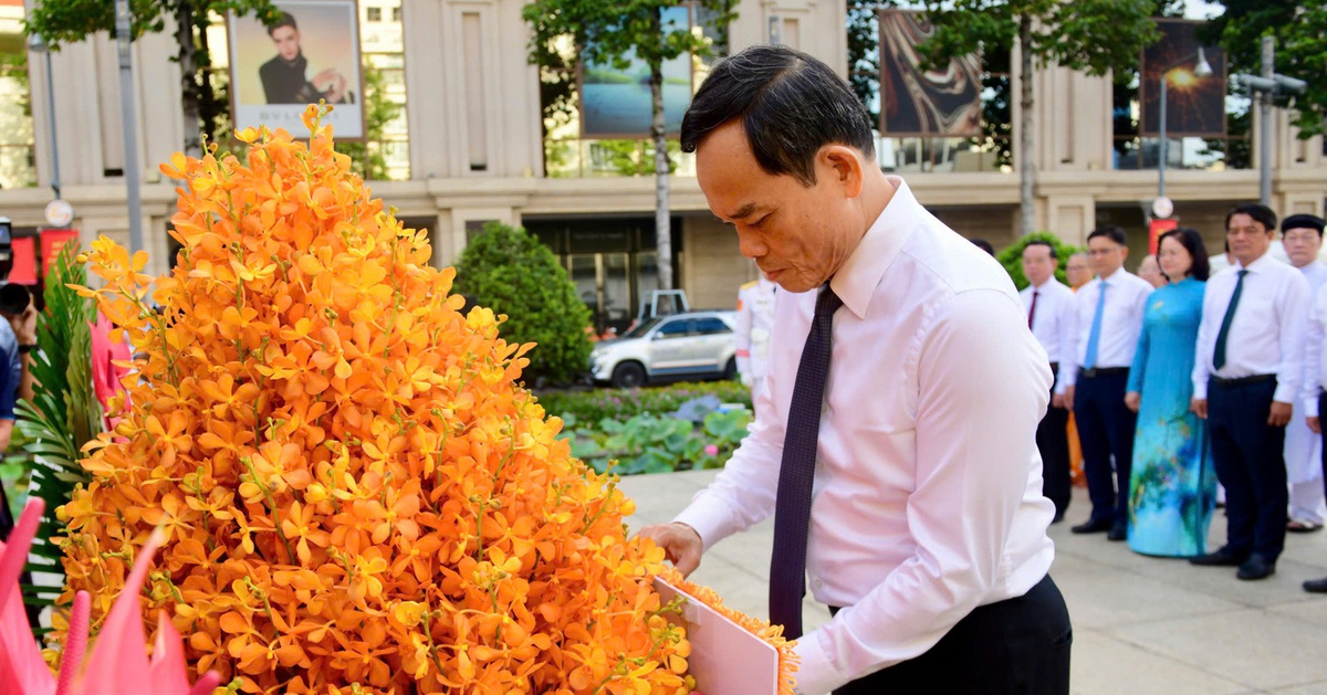 Bí thư Trần Lưu Quang cùng đoàn đại biểu TP.HCM dâng hoa tưởng niệm Chủ tịch Hồ Chí Minh