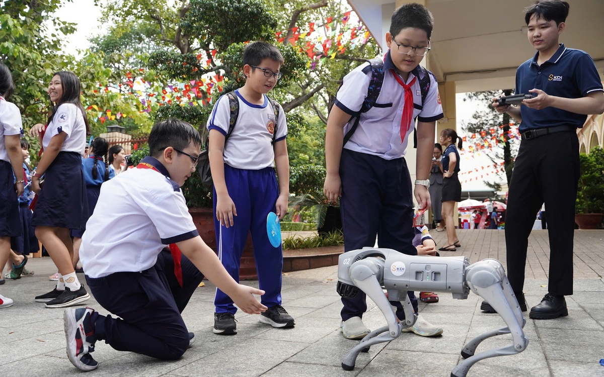 Người dân trải nghiệm thực tế ảo, robot, làm dịch vụ công trực tuyến tại trung tâm TP.HCM
