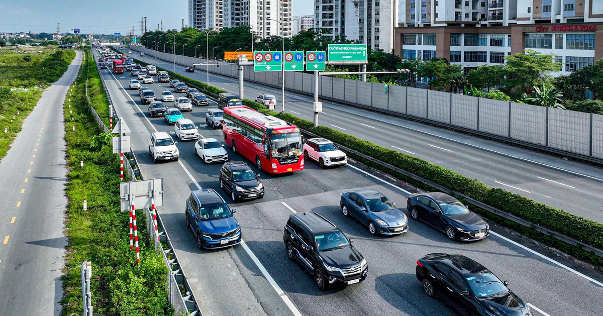 Xe cộ bắt đầu dồn về các cửa ngõ Hà Nội, nội đô vẫn thông thoáng