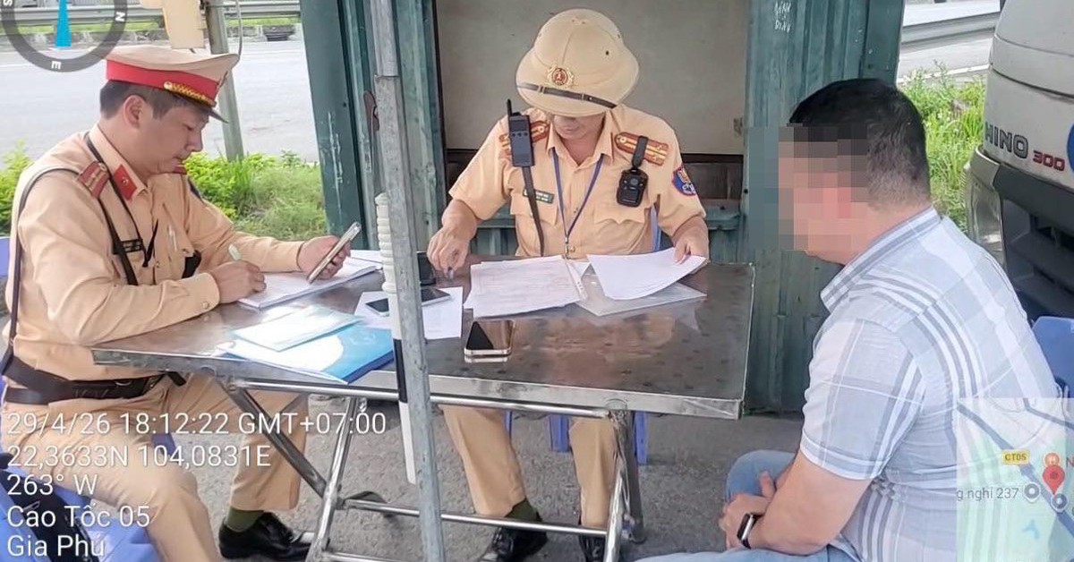 Bị tước bằng lái vì vi phạm nồng độ cồn kịch khung, cán bộ xã vẫn lái xe trên cao tốc