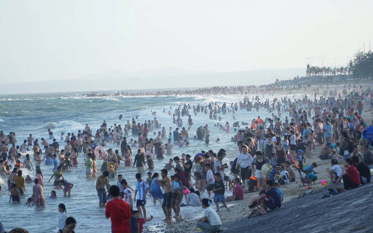 Nắng đẹp, biển Phan Thiết - Mũi Né tấp nập du khách dịp lễ 30-4
