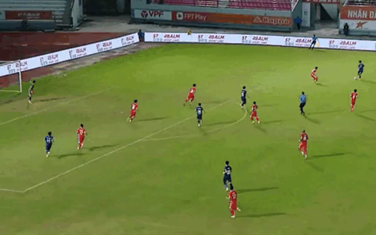 Video: Đình Bắc 'tả xung hữu đột', kéo sập hàng phòng ngự Hải Phòng