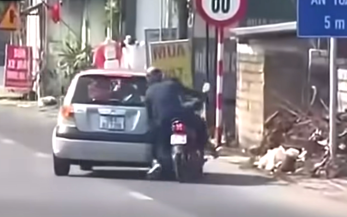 Cảnh sát giao thông xác minh vụ ô tô chèn ngã người đi xe máy trên quốc lộ 1