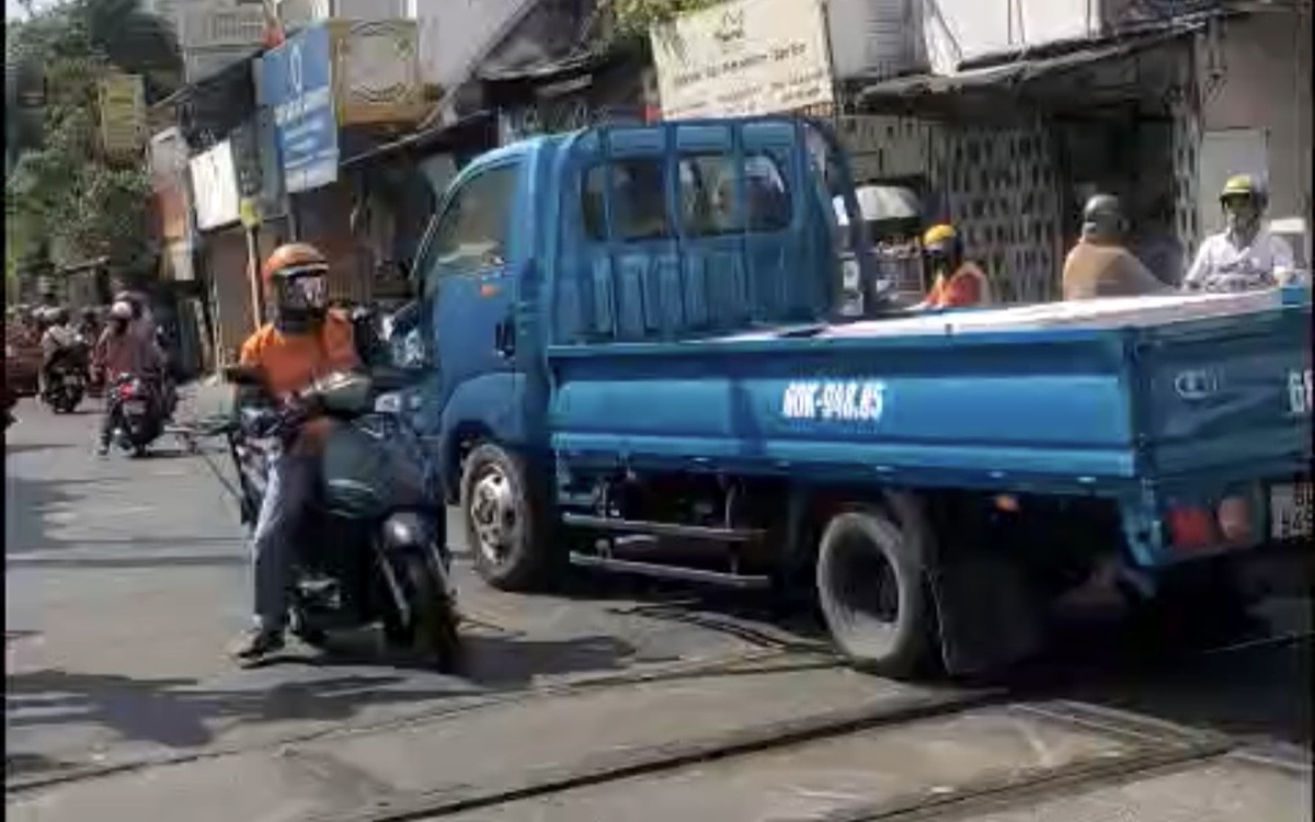 Cố tình vượt rào chắn đang hạ, tài xế xe tải bị tước bằng 2 tháng
