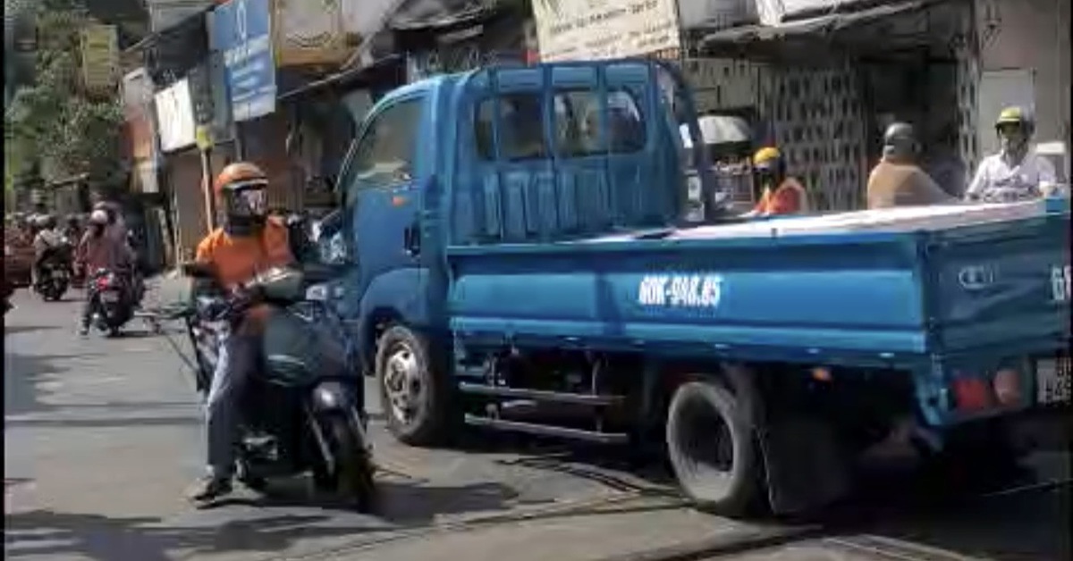 Cố tình vượt rào chắn đang hạ, tài xế xe tải bị tước bằng 2 tháng