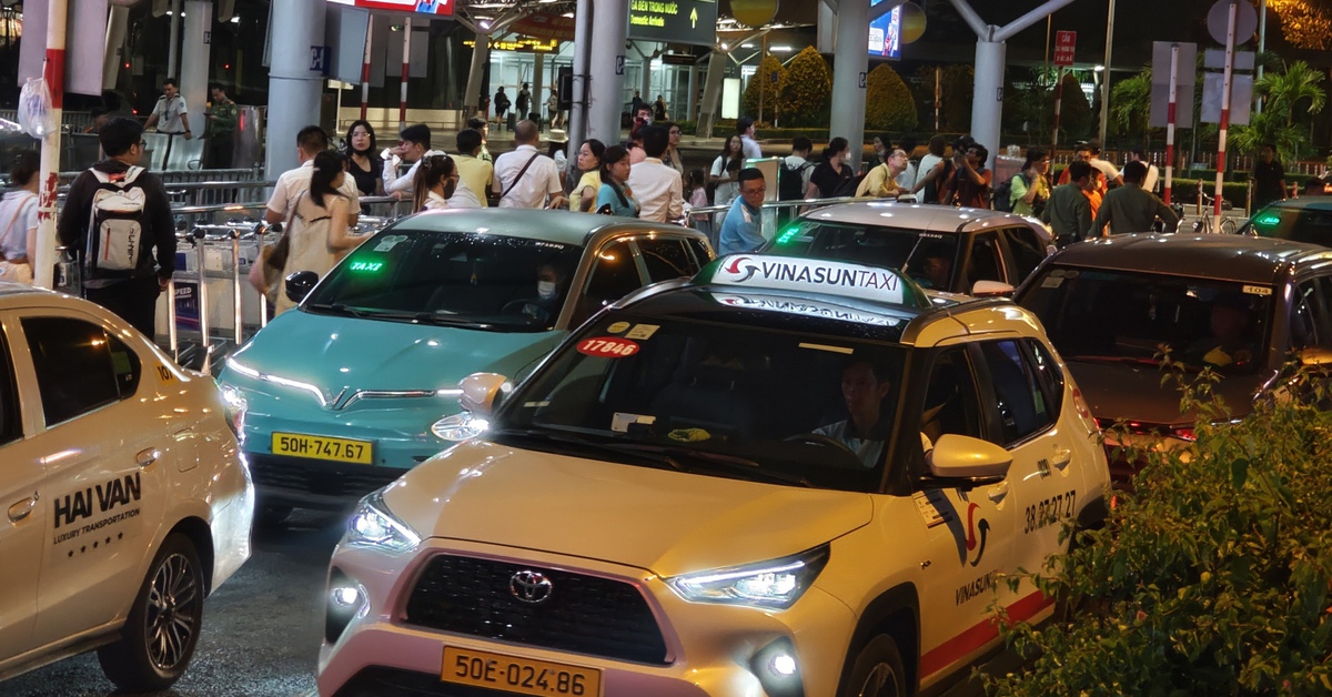 Khách quay lại TP.HCM sau lễ, taxi và xe công nghệ đón nhanh ở Tân Sơn Nhất