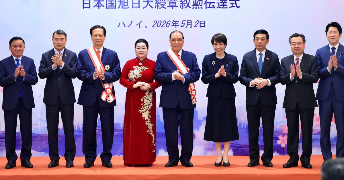Nguyên Tổng Bí thư Nông Đức Mạnh, nguyên Thủ tướng Nguyễn Tấn Dũng nhận Huân chương Mặt trời mọc