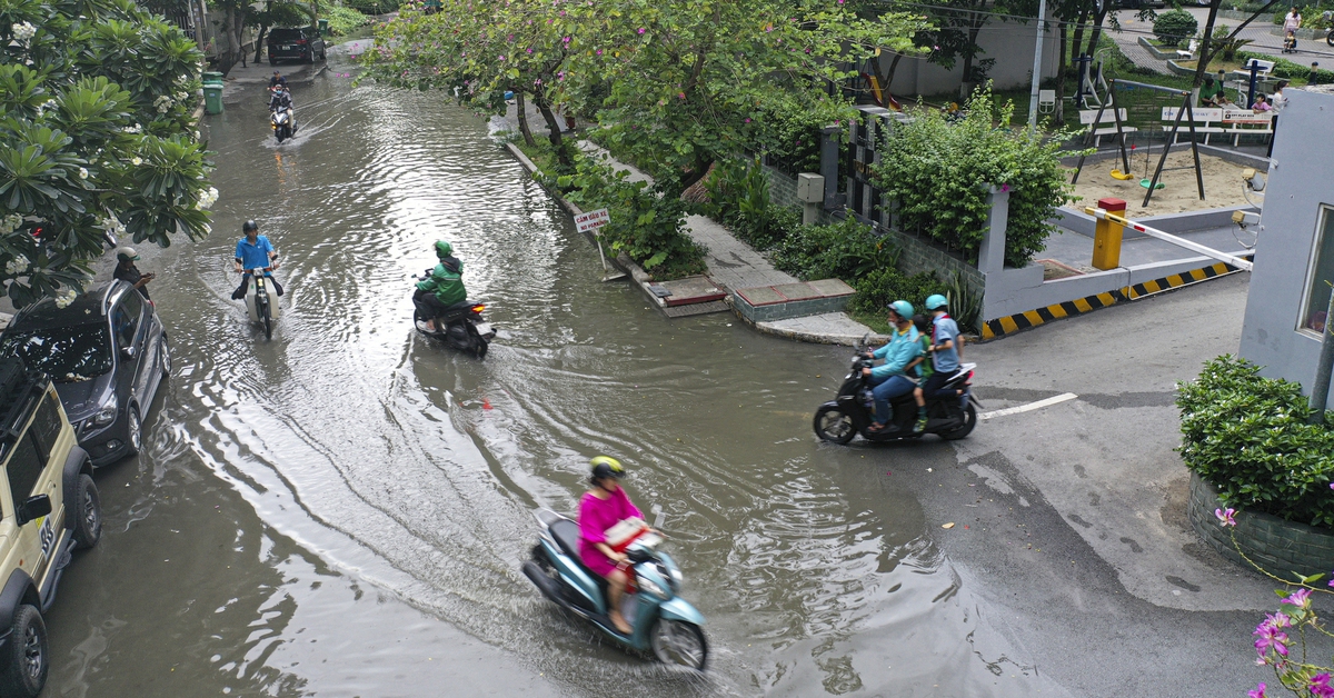 Chung cư ở khu Thảo Điền, TP.HCM vẫn bị nước ứ đọng ‘bủa vây’