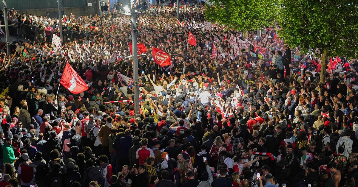 Cổ động viên Arsenal 'thị uy' sau chức vô địch