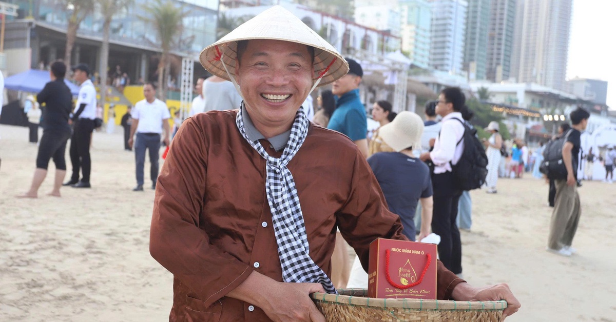 70 gánh hàng rong nối nhau 'diễu hành' trên bờ biển Đà Nẵng
