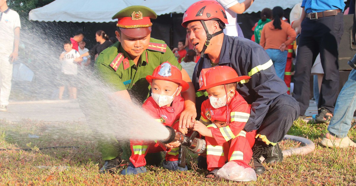 Bệnh nhi ung thư thích thú hóa thân thành lính cứu hỏa