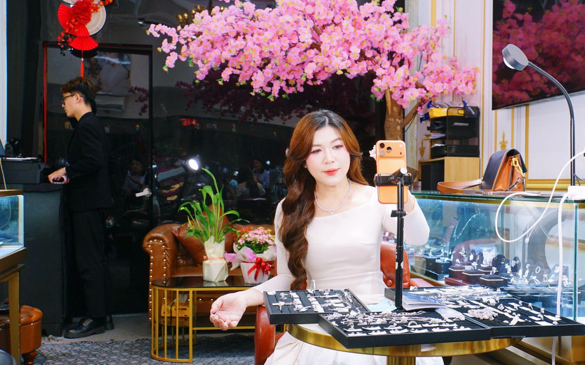 CEO LuxJy Jewelry 'lên sóng', thu hút khách mua trang sức cao cấp