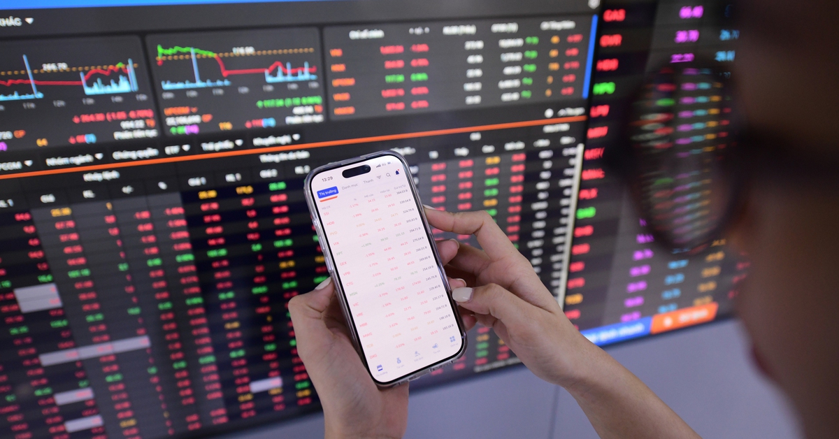 VN-Index kéo ngược 50 điểm trong vài giờ, nhà đầu tư trải qua phiên choáng váng