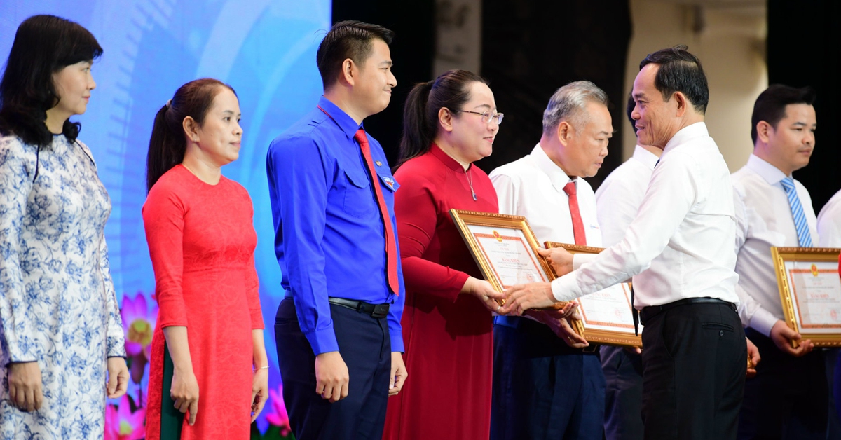 Mỗi người như bông hoa đẹp để cả thành phố là một vườn hoa