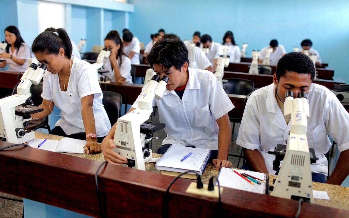 Cuba cho vào đại học không cần thi tuyển