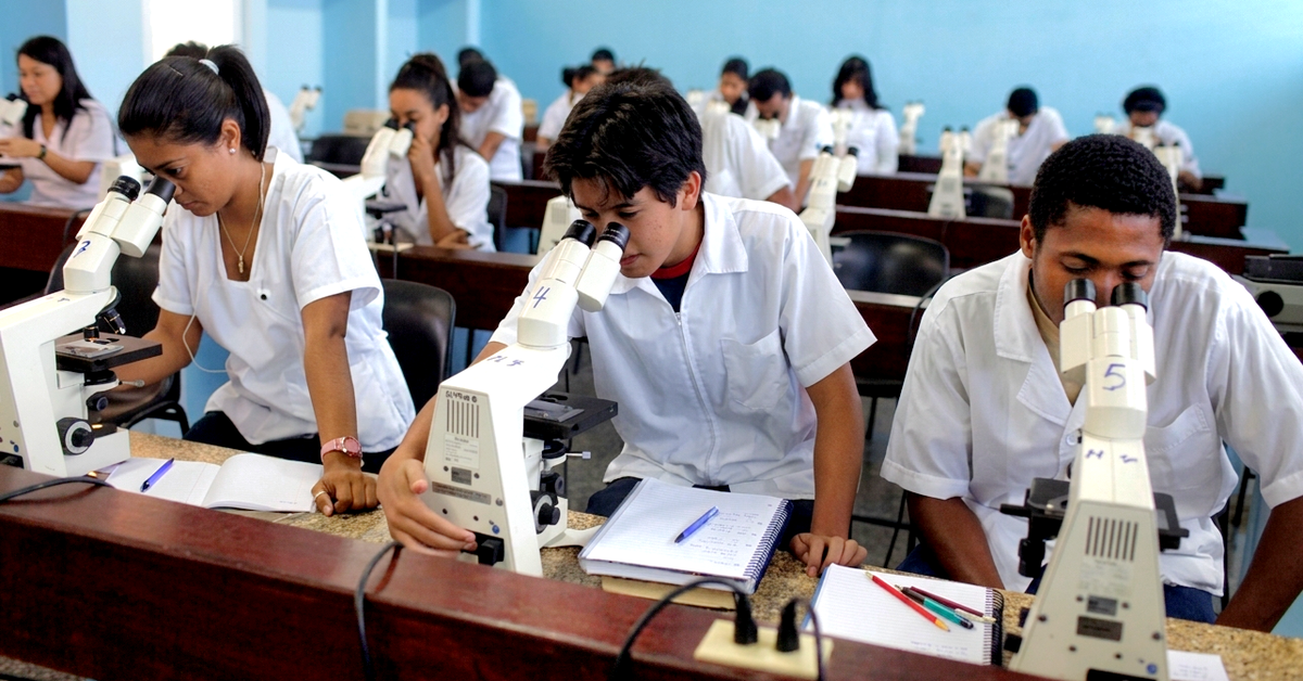 Cuba cho vào đại học không cần thi tuyển