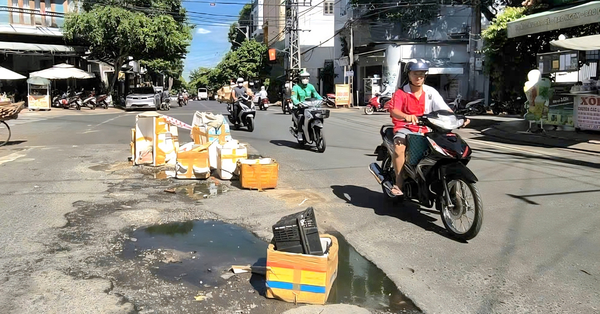 Nhiều người sụp 'ổ voi' trước chợ, dân dựng thùng xốp cảnh báo