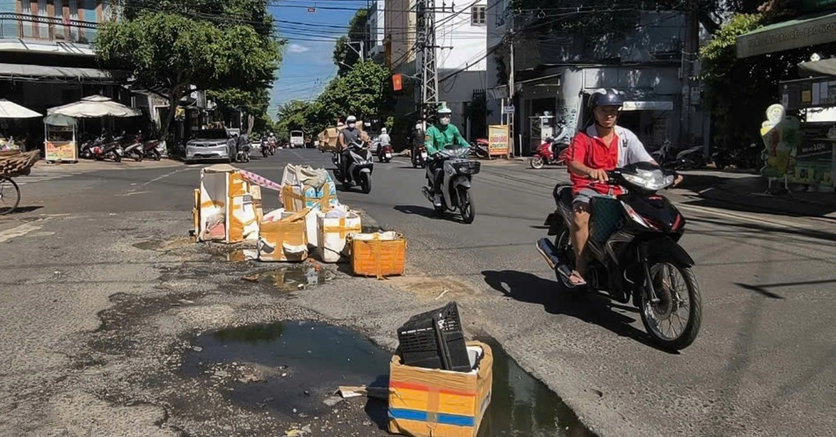 Nhiều người sụp 'ổ voi' trước chợ, dân dựng thùng xốp cảnh báo