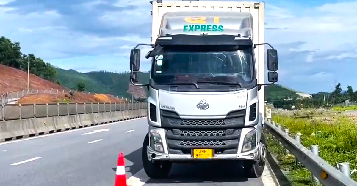 Tài xế lái xe tải chạy ngược chiều trên cao tốc vì… chưa tỉnh ngủ