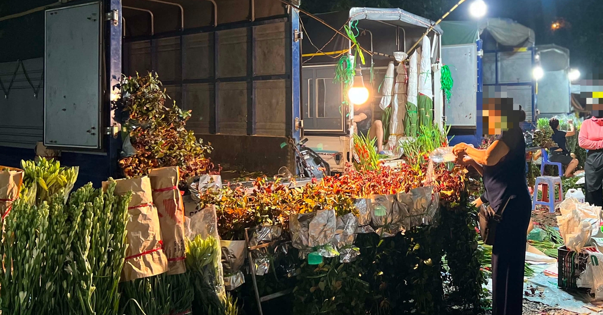 Khu chợ ‘chui’ sau nghĩa trang Hà Trì bị dẹp, tiểu thương tràn ra đường bán