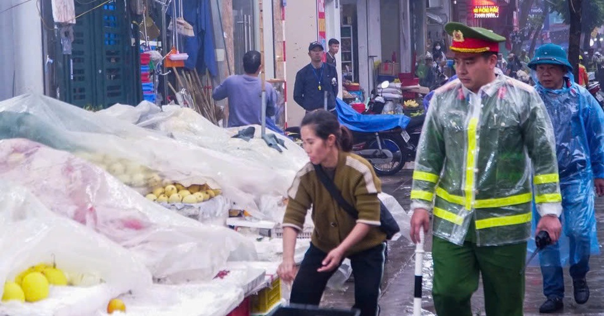 Hà Nội đề xuất mức phạt mới với 47 hành vi vi phạm: Lấn chiếm vỉa hè dự kiến bị phạt gấp đôi