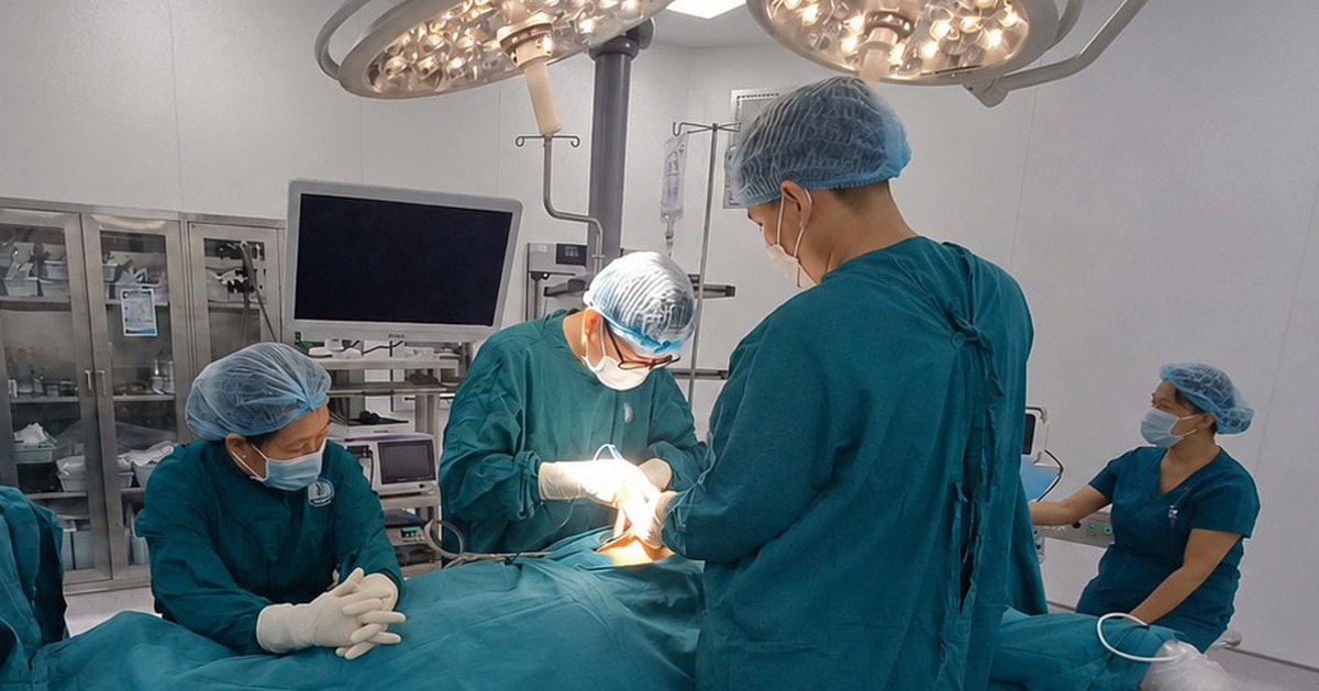 Cứu sống công nhân té giàn giáo thủng cơ hoành, rách gan