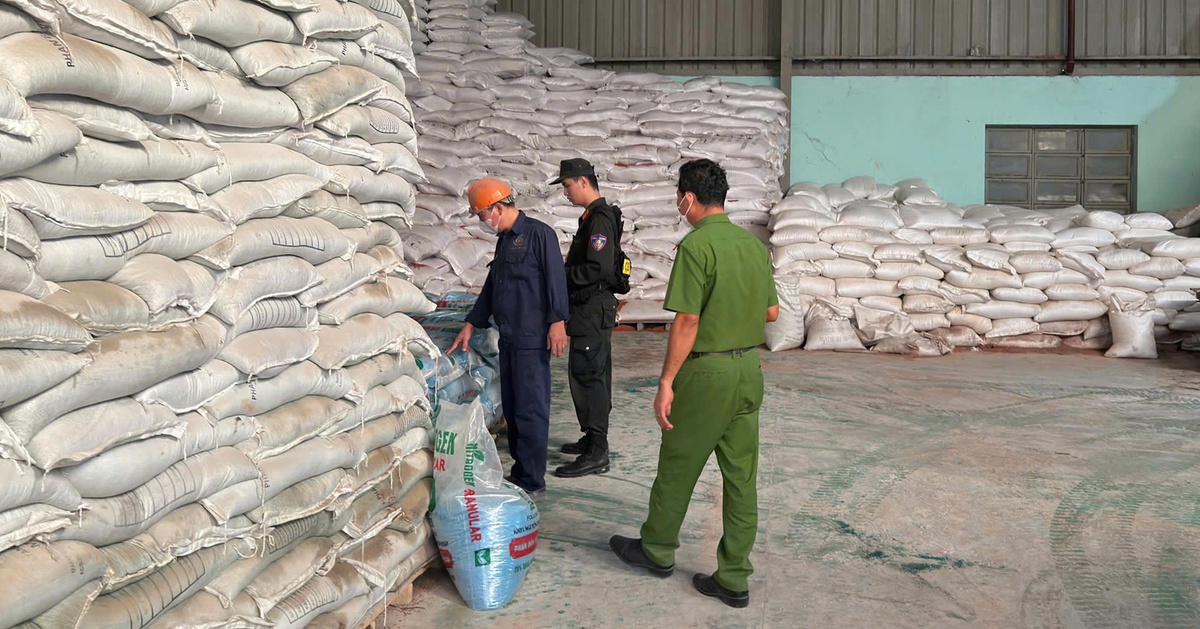 Bắt 3 người trong đường dây sản xuất phân bón giả, thu giữ trên 70 tấn hàng giả