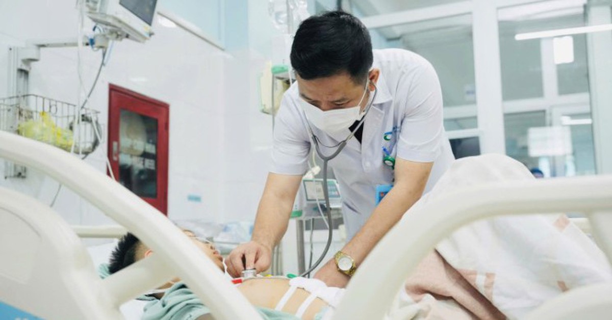 Bị sút bóng vào bụng, bệnh nhi 13 tuổi nguy kịch vì sốc mất máu do chấn thương bụng kín, vỡ lách