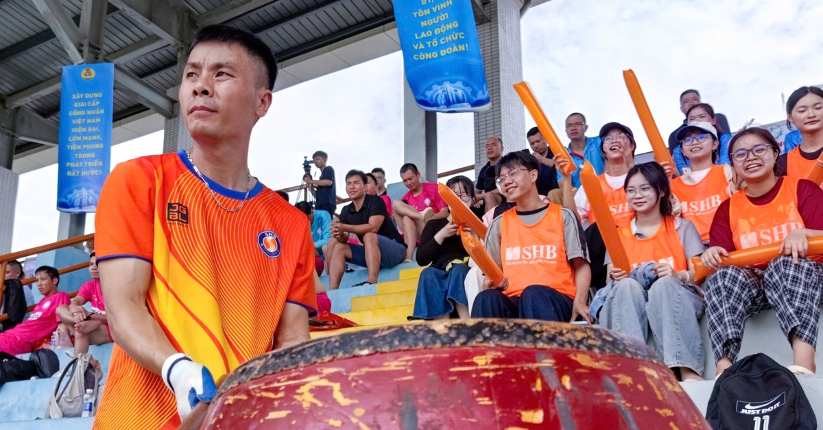 CĐV Công đoàn Ngân hàng Việt Nam cuồng nhiệt cổ vũ đội nhà hướng tới ngôi vương