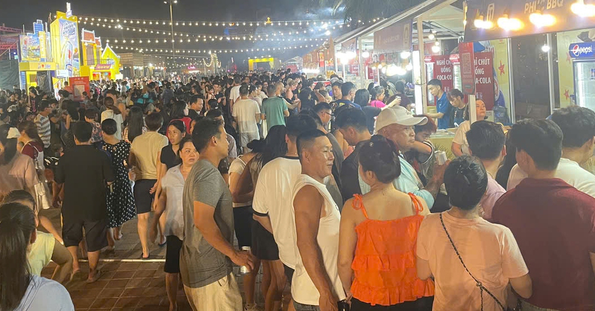 Biển người vây kín công viên biển Đà Nẵng thưởng thức ẩm thực Food Tour