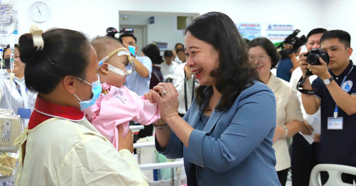Phó chủ tịch nước Võ Thị Ánh Xuân thăm và trao quà cho bệnh nhi tại Bệnh viện Nhi đồng 1