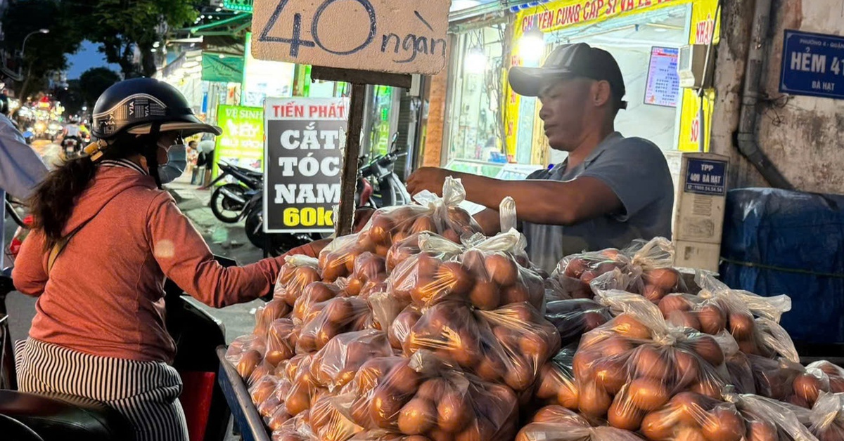 Giá trứng gà 'rẻ bất thường' bán ở vỉa hè có bình thường không?