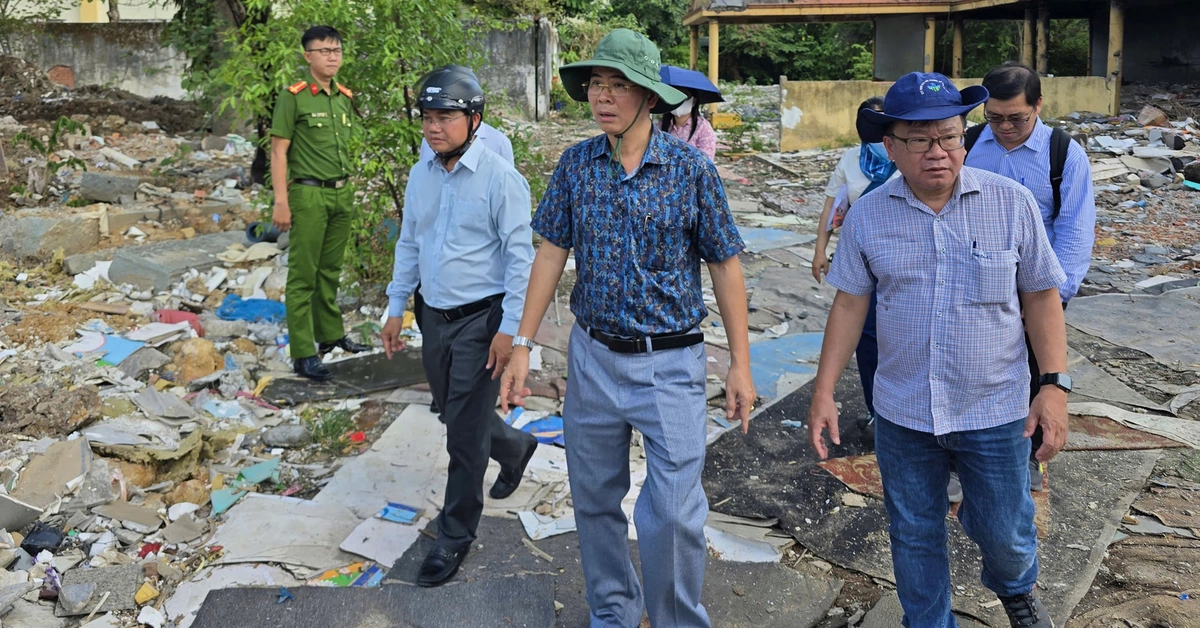 Kiểm tra, xử lý bãi rác 'lụi' ven nghĩa trang Bình Hưng Hòa sau phản ánh của báo Tuổi Trẻ