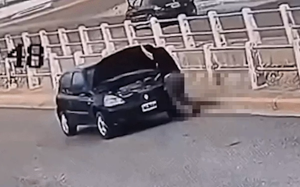 Xuống xe đấu cáp bình ắc quy, tài xế bị chính ô tô của mình bất ngờ chồm lên cán qua người