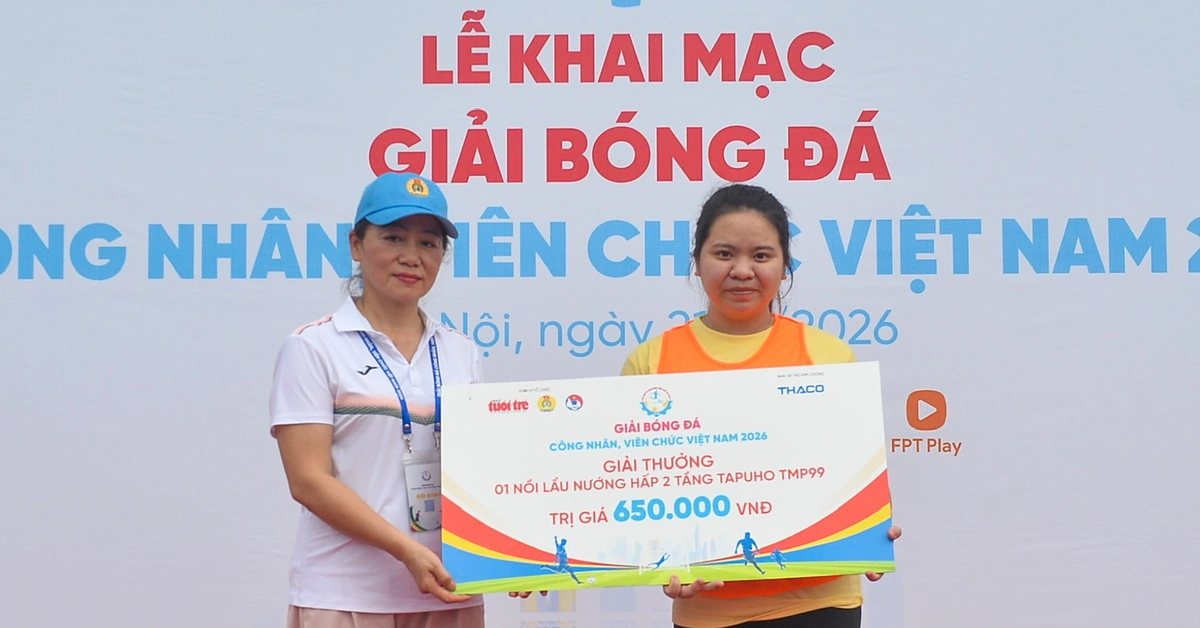 Đi xem bóng đá, cô sinh viên bất ngờ được nhận thưởng