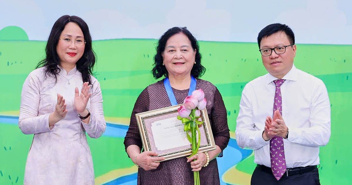 Cố họa sĩ, đạo diễn Ngô Mạnh Lân nhận giải ‘Thành tựu trọn đời - Hiệp sĩ Dế Mèn’