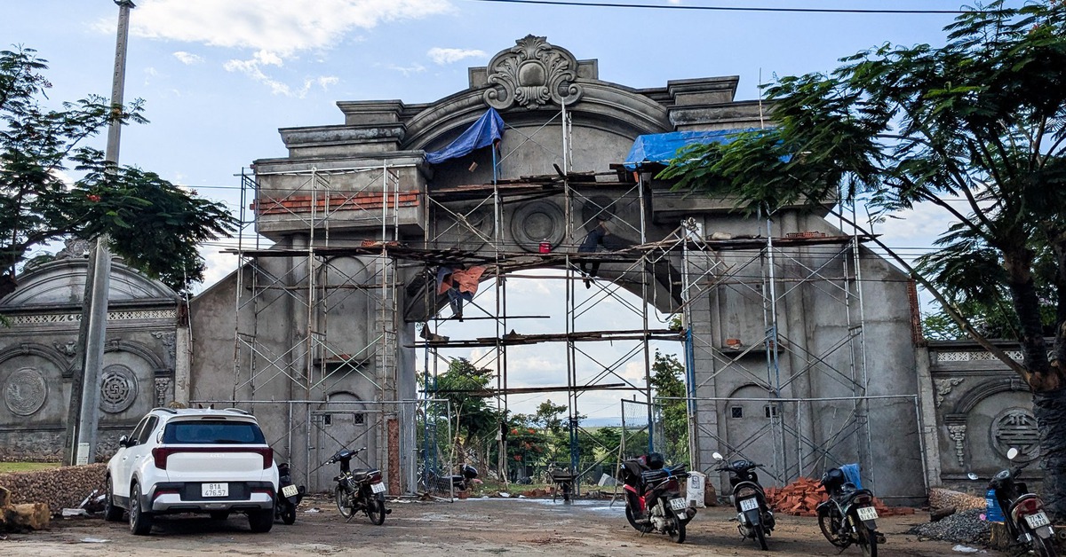 Xây cổng hoành tráng lấn đất đường bộ: Vi phạm nghiêm trọng kéo dài, sao địa phương không xử lý?