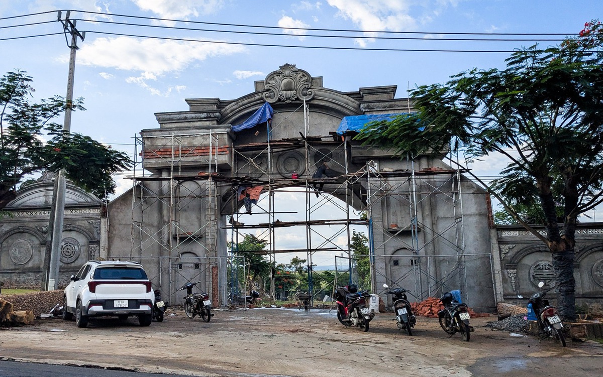 Xây cổng hoành tráng lấn đất đường bộ: Vi phạm nghiêm trọng kéo dài, sao địa phương không xử lý?