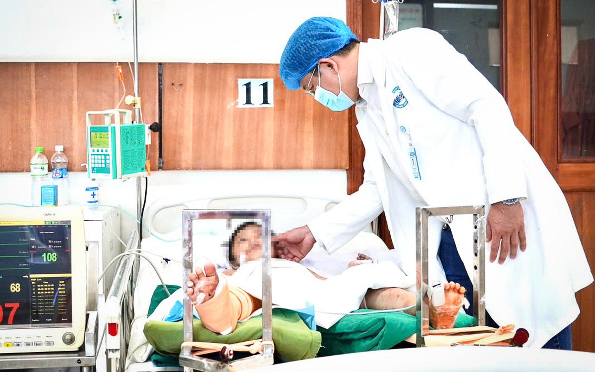 2 kíp mổ chạy đua cứu bé gái 7 tuổi nguy kịch do bị xe tải cán