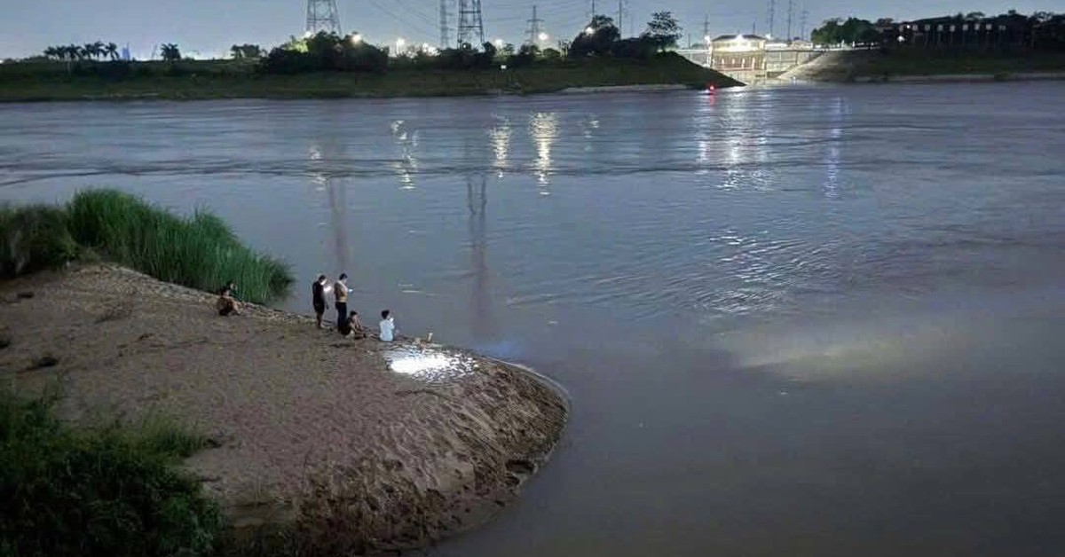 4 học sinh rủ nhau đi tắm sông Hồng, 2 em đuối nước do vào vùng nước xoáy