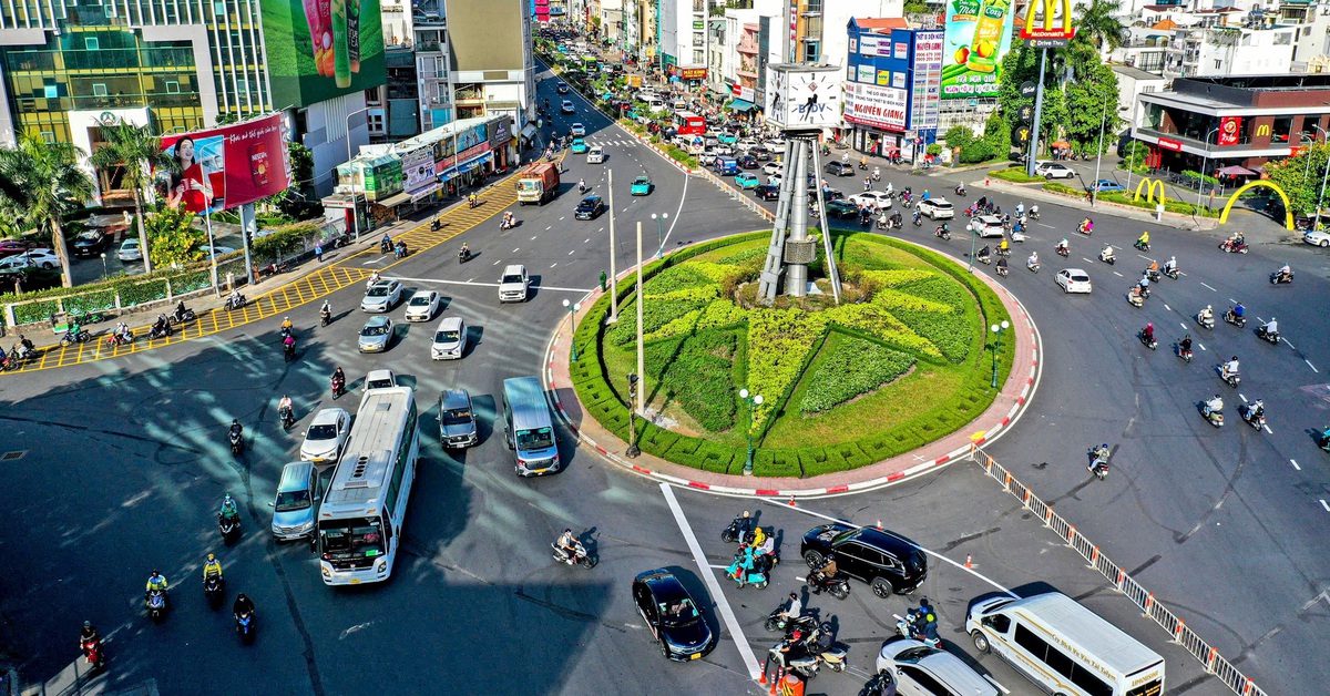 Ngày đầu xe đi theo đèn tín hiệu ở vòng xoay Điện Biên Phủ: Giao thông ổn định
