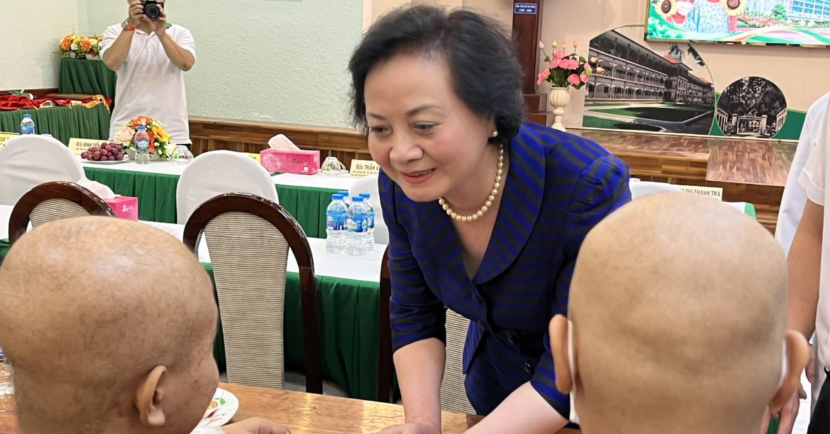 Phó thủ tướng Phạm Thị Thanh Trà: Tôi trào dâng cảm xúc khi gặp các bệnh nhi ung thư