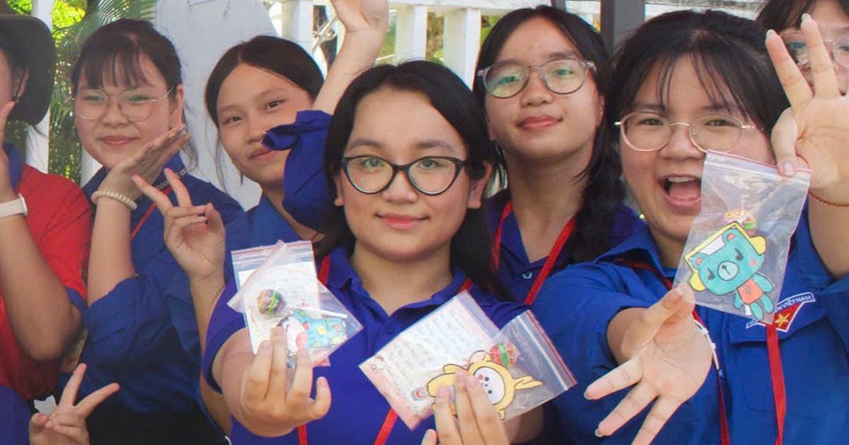 ‘Thi xong văn rồi, giỏi ha’ và chiếc kẹo tiếp sức sĩ tử thi vào lớp 10 Đà Nẵng