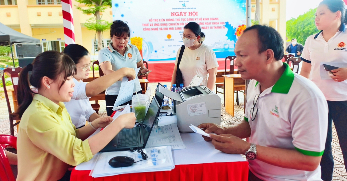Chuẩn bị mở quán, bà con xã Xuân Thới Sơn tìm hiểu thủ tục nộp thuế