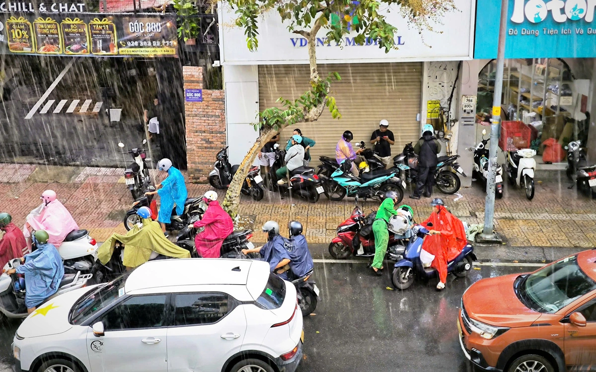 Trời đang nắng, cảnh báo mưa dông gió giật vẫn xuất hiện tại TP.HCM