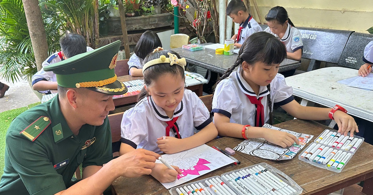Thiếu nhi vùng biển vui hội đầu hè cùng bộ đội biên phòng
