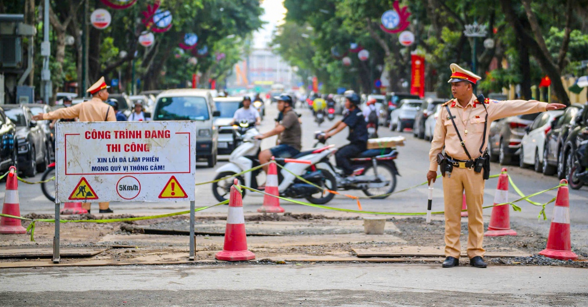 Hà Nội rào chắn loạt phố trung tâm thi công chống ngập, dân mong sớm có mặt đường êm