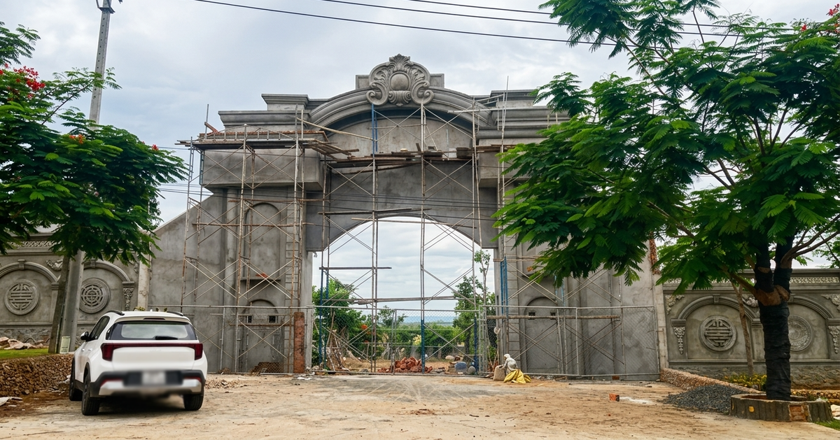 Xây cổng hoành tráng lấn quốc lộ, yêu cầu tháo dỡ than khó khăn; Đường 20 tỉ mới sử dụng đầy 'ổ voi'